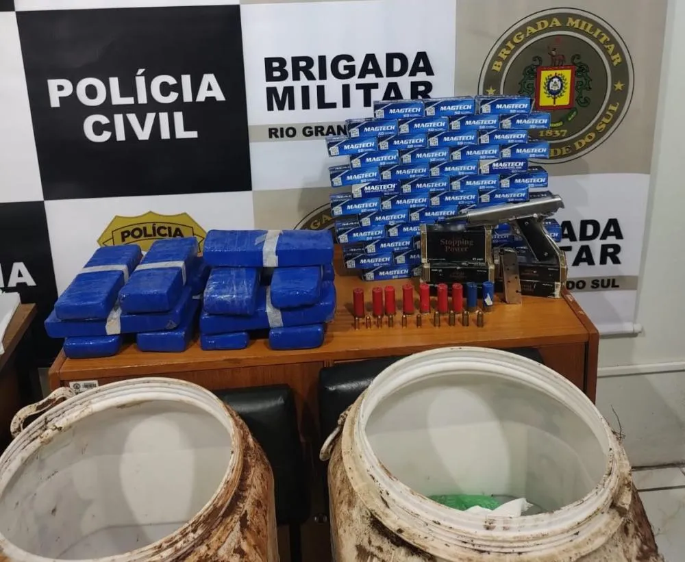 Droga, arma de fogo e munições apreendidas no âmbito da Operação Cerco Fechado (Foto: Divulgação | 7º BPM)