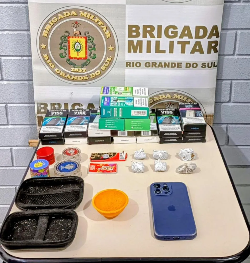 Prisão do indivíduo e apreensão dos materiais foi efetuada na noite de sexta-feira (26/6) (Foto: Divulgação | 7º BPM)