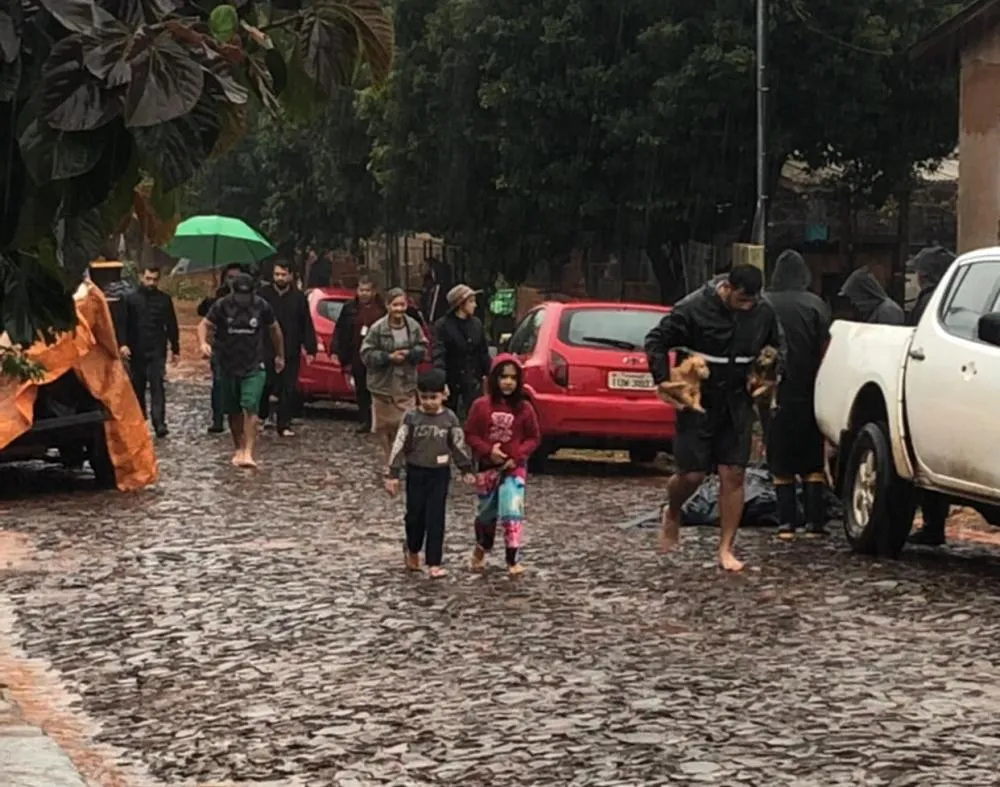 Segundo informações obtidas pelo Sistema Província de Comunicação, por volta das 14 horas deste domingo (28/6), a chuva já acumulava mais de 180 milímetros (Fotos: Diones Roberto Becker)