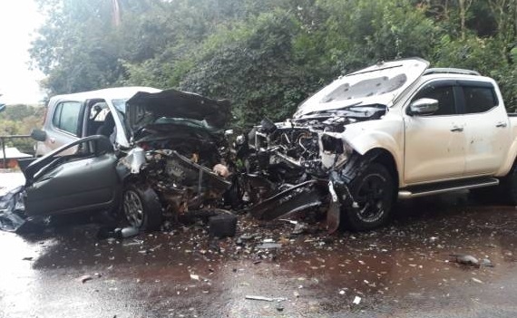 Fiat Uno e Nissan Frontier colidiram nas proximidades do trevo de acesso a Três de Maio (Foto: Reprodução/Paulo Marques Notícias)