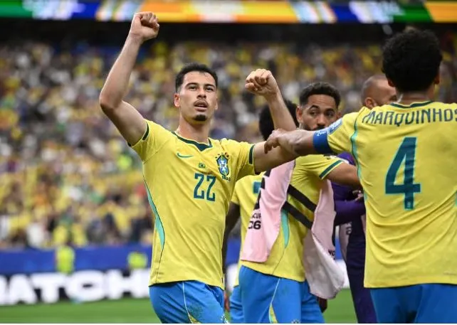 Martinelli comemora o gol da vitória do Brasil contra o Japão — (Foto: Annegret Hilse / Reuters)