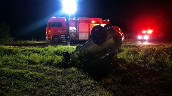 Após sair da pista, o carro tombou às margens da rodovia no interior de Porto Mauá (Foto: Divulgação | Corpo de Bombeiros)