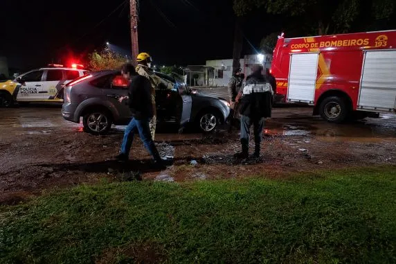 Força da colisão foi tão intensa que o corpo permaneceu sob o veículo até a conclusão dos trabalhos periciais (Foto: Reprodução | Rádio Cidade SA)