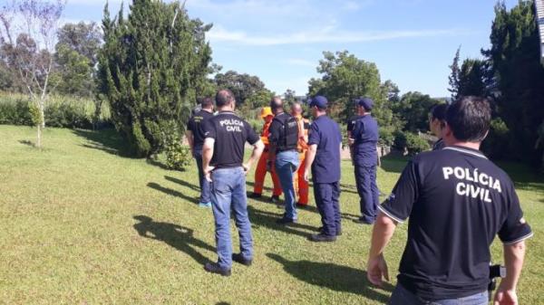 Policiais fazem buscas na tentativa de localizar corpo do gerente de banco (Polícia Civil / Divulgação)