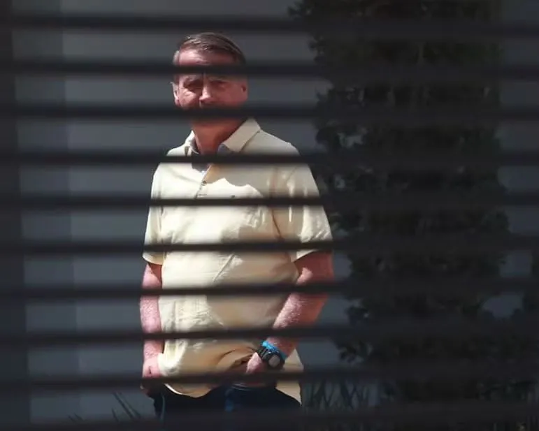 O ex-presidente Jair Bolsonaro em sua casa, onde está em prisão domiciliar — (Foto: Cristiano Mariz/Agência O Globo)