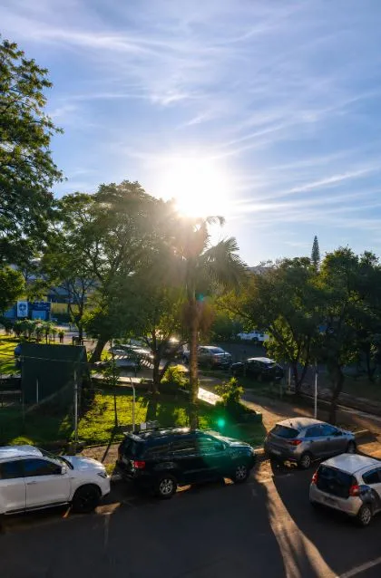 Foto tirada em frente a praça Tenente Bins em Tenente Portela, onde as primeiras horas do dia desta quinta-feira teve a presença do sol, sem nuvens no céu e tempo estável. Com temperaturas em elevação com possibilidade de 23° graus para a tarde. (Foto: Jo