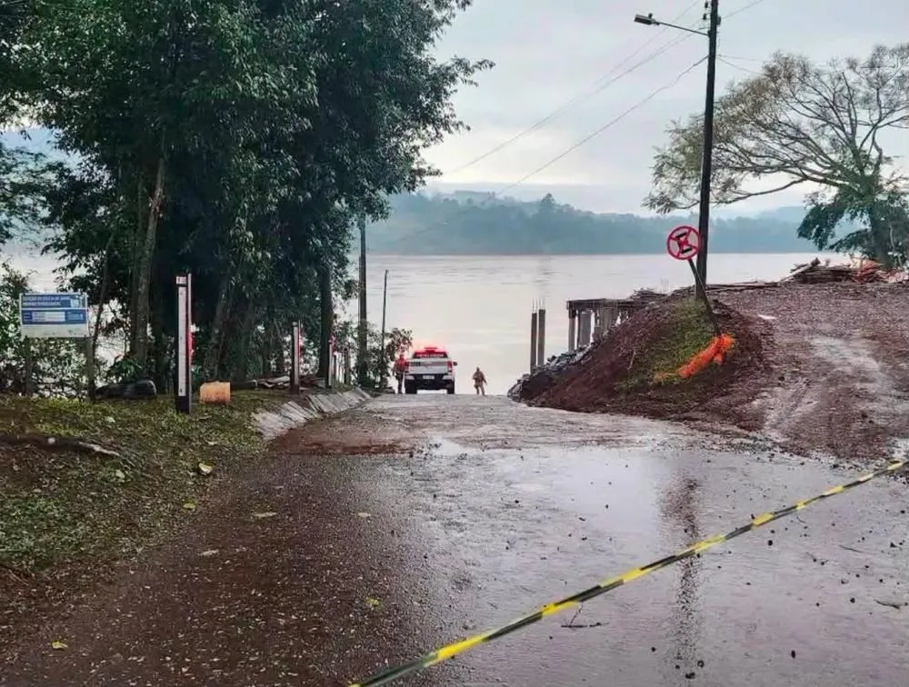 Bombeiros e Polícia Militar foram acionados por volta das 8h20 para realizar a retirada do corpo da água (Foto: Reprodução | Itapiranga Oeste Mania)