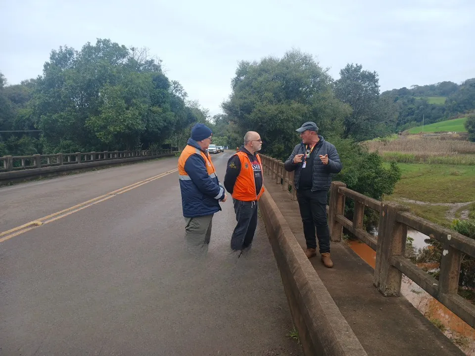 Pilar da ponte sobre o Rio Guarita, atingido por uma barcaça à deriva, passou por inspeção técnica (Foto: Divulgação | ASCOM Tenente Portela)