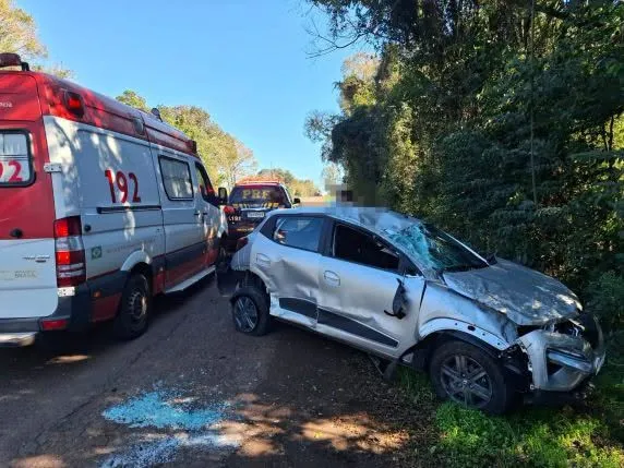 Colisão entre Corolla e Kwid termina com capotamento e uma pessoa ferida em Ijuí
