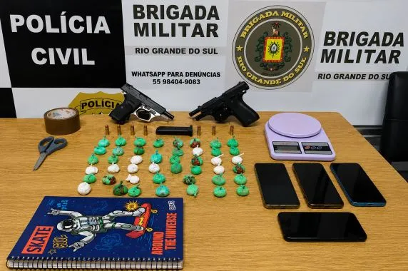 Operação integrada prendeu mãe e filho por tráfico de drogas e posse de arma de fogo com registro de furto (Foto: Divulgação | Polícia Civil)
