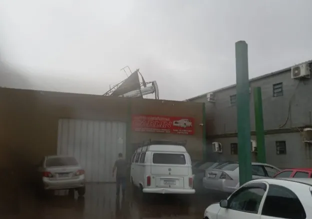 Mecânica na entrada de Tenente Portela, onde tem os veículos havia um telhado onde foi completamente arrancado pela força dos ventos. (Foto: Corpo de Bombeiros Voluntários)