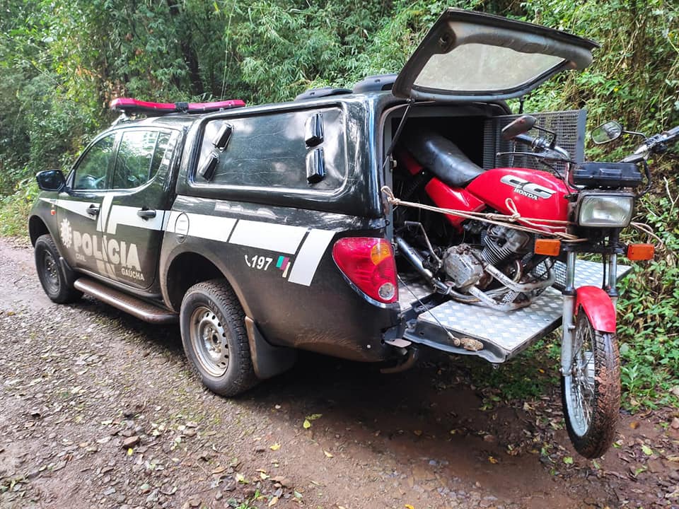 Policiais civis encontraram a motocicleta abandonada em um matagal (Foto: Divulgação/Polícia Civil)