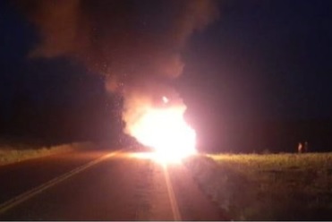 Carro ficou totalmente destruído (Foto: Reprodução/WhatsApp)