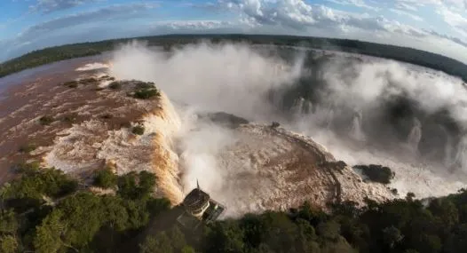Passarela das Cataratas do Iguaçu é interditada após aumento expressivo da vazão do rio
