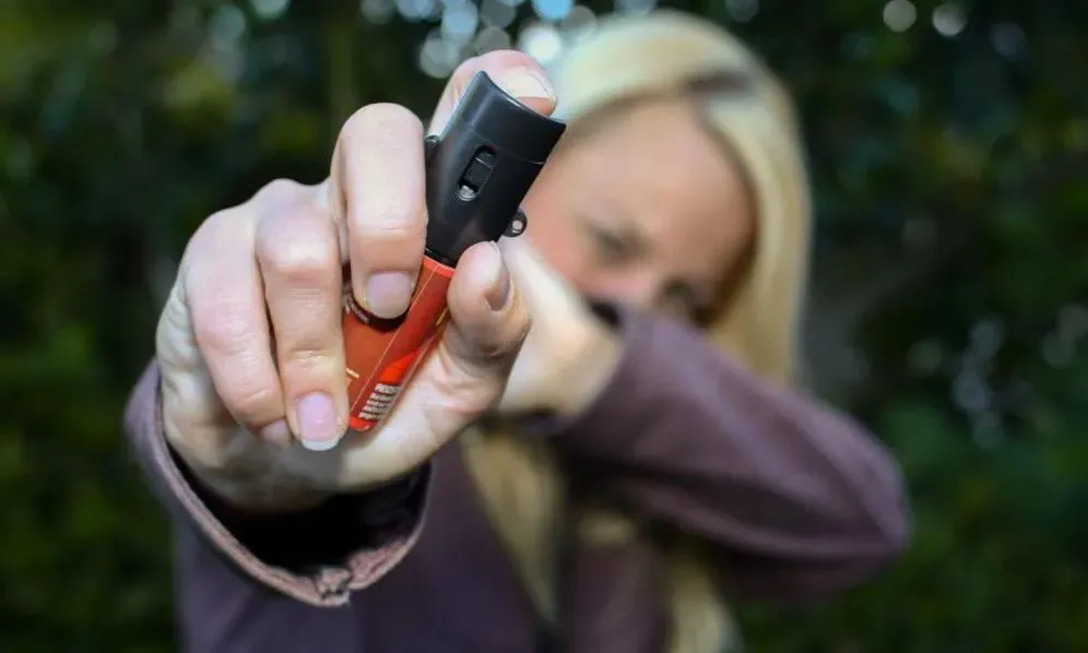 Lei autoriza mulheres maiores de 18 anos a comprar e portar spray de pimenta para defesa pessoal