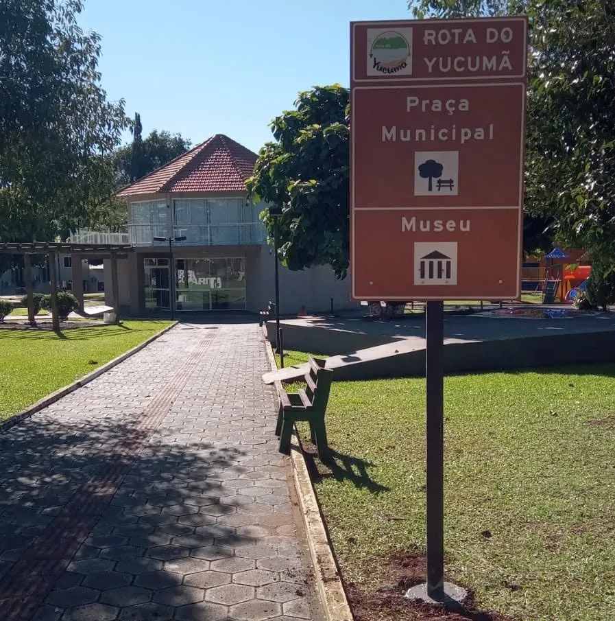 Estruturas seguem o padrão marrom utilizado na sinalização turística e são destinadas exclusivamente à indicação de atrativos e locais relacionados ao setor (Foto: Divulgação | ASCOM Barra do Guarita)