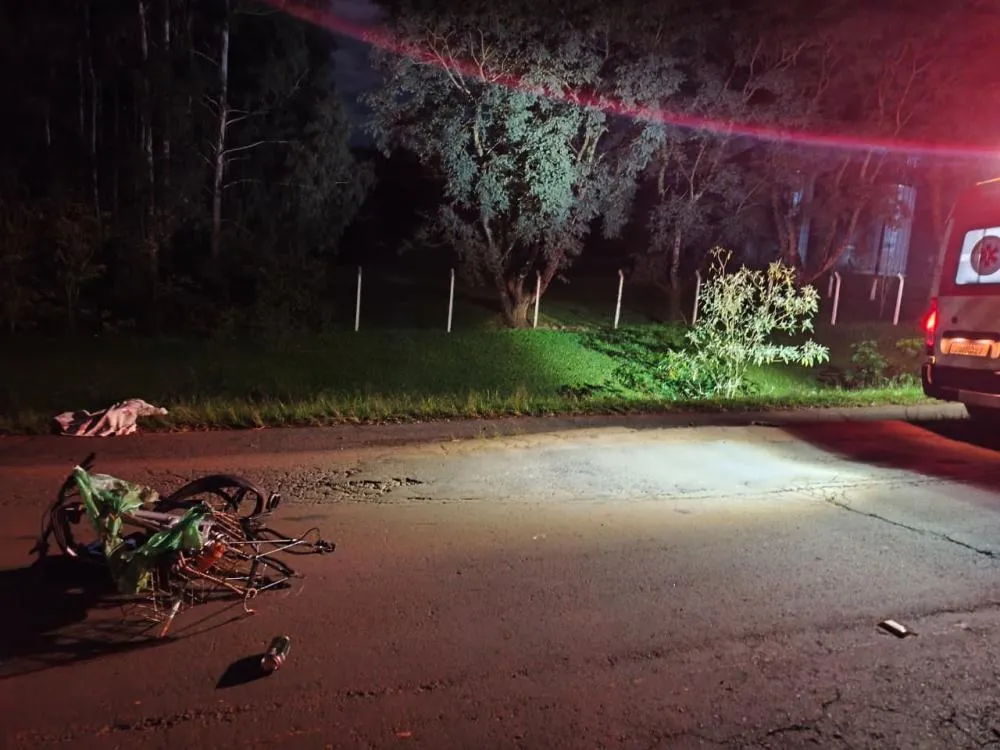 Homem trafegava de bicicleta quando foi atingido por um veículo na noite deste domingo (26/7) (Fotos: Reprodução | Redes Sociais)