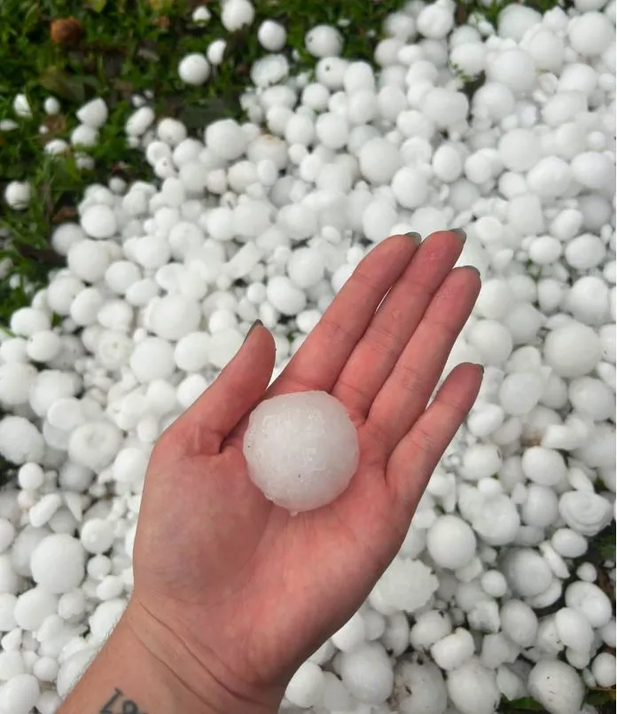 Queda de granizo registrada em Santo Antônio das Missões. (Foto: Divulgação)