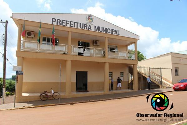 MP cumpre mandados na prefeitura de Braga (Foto: Observador Regional)