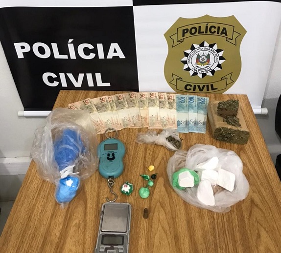 Entorpecentes, dinheiro e outros objetos apreendidos na moradia do homem (Foto: Divulgação/Polícia Civil)