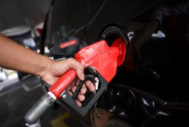 Carros que não são flex podem sofrer com aumento da mistura de etanol na gasolina — (Foto: Marcelo Camargo/Agência Brasil)