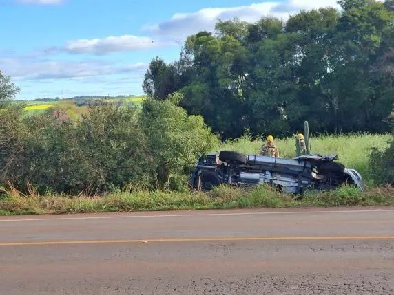 Após a colisão frontal, a Toyota Hilux conduzida pela vítima parou fora da pista, às margens da ERS-342 (Foto: Márcio Santos | Grupo Caçadores de Notícias)