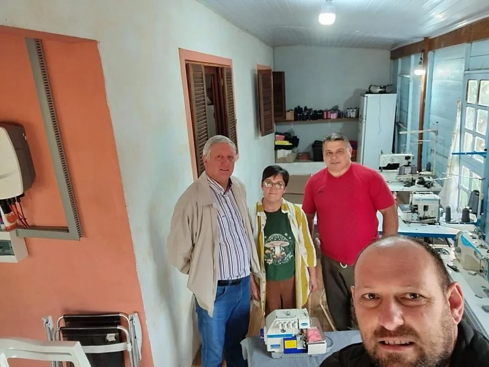 Administração Municipal entregou duas máquinas de costura para microempresas familiares (Foto: Divulgação | ASCOM Vista Gaúcha)