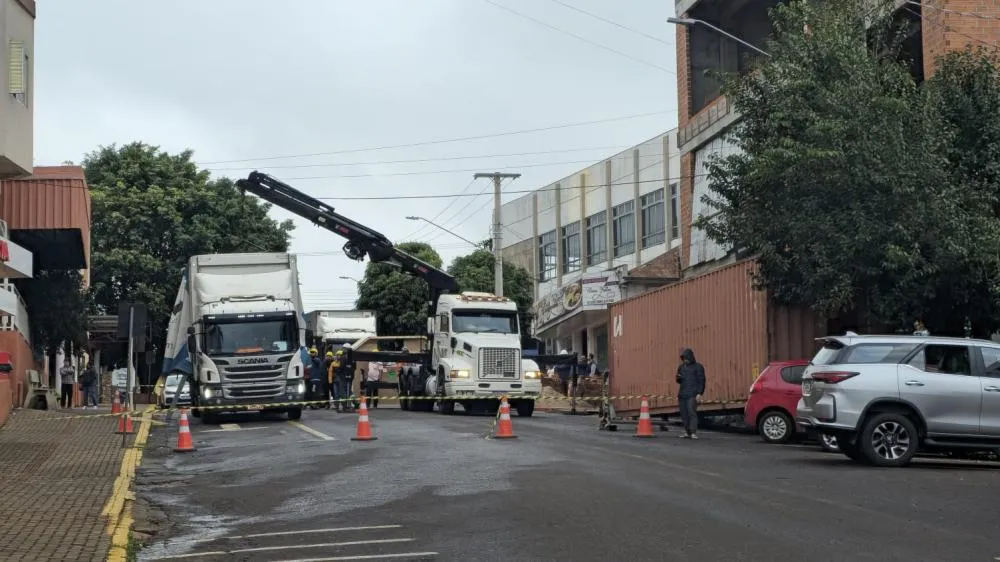Operação especial foi realizada para descarregar o equipamento de ressonância magnética (Foto: Sistema Província de Comunicação)