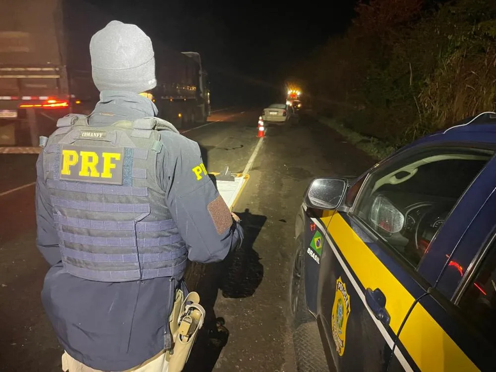 Acidente de trânsito envolveu três veículos na madrugada deste domingo (9/8) (Foto: Divulgação | PRF)