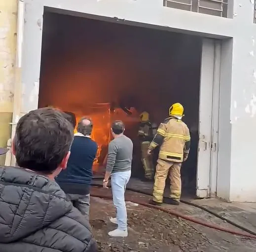 Princípio de incêndio é controlado em veículo dentro de desmanche em Ijuí