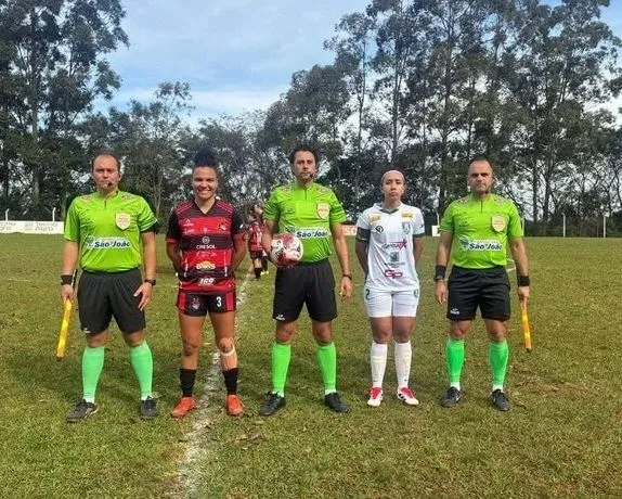 Biancca (E) foi a capitã do Flamengo de São Pedro na estreia do Gauchão Feminino. (Foto: Divulgação)