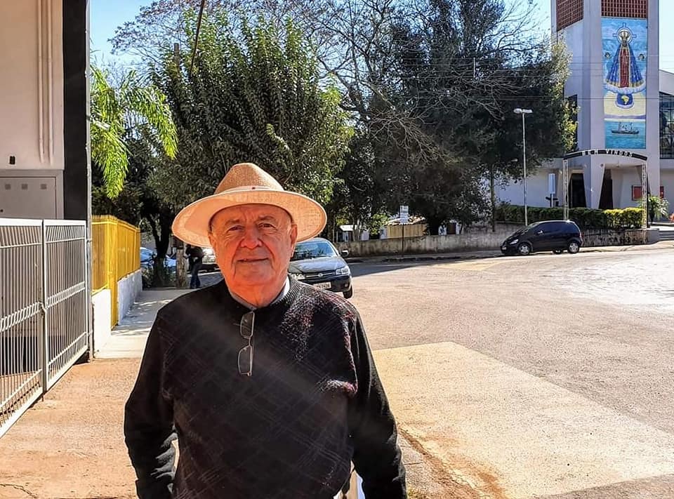 Padre Guido está internado no HSA, mas está bem (Foto: Jalmo Fornari)