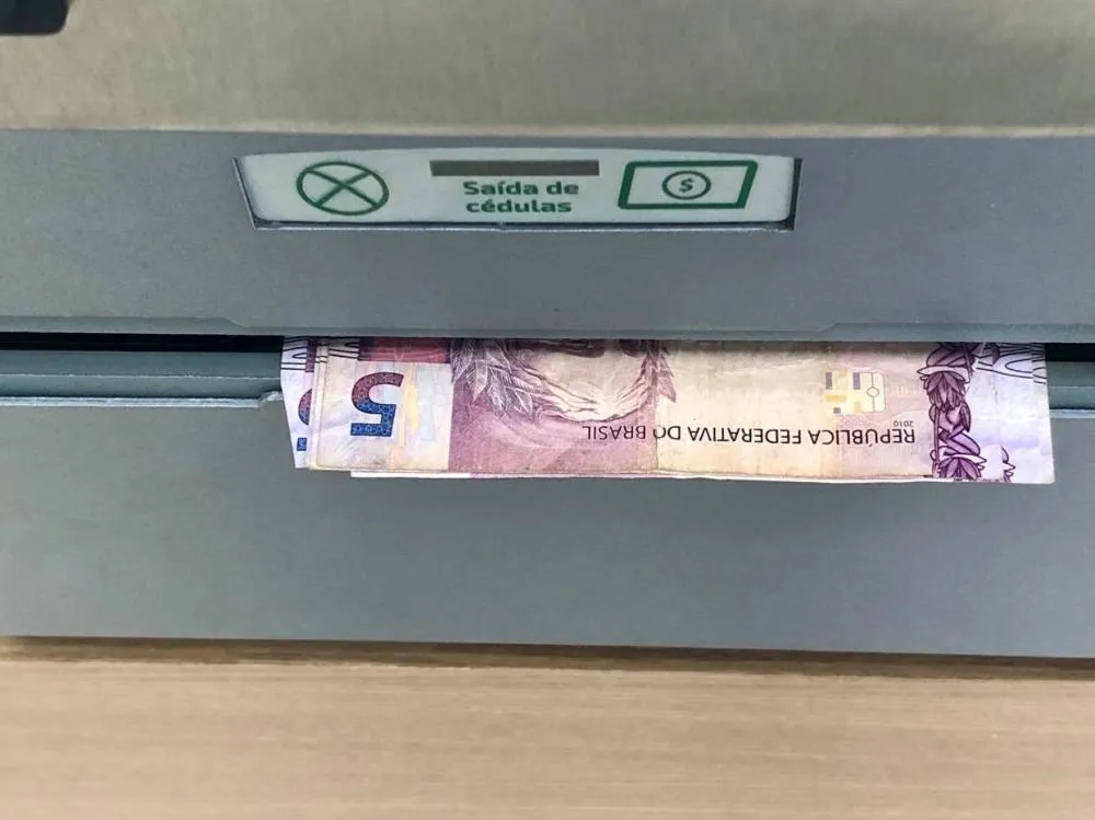 Do total, R$ 3,76 bilhões pertencem a cerca de 22,66 milhões de pessoas físicas, e R$ 1,35 bilhão a dois milhões de pessoas jurídicas (Foto: Diones Roberto Becker)