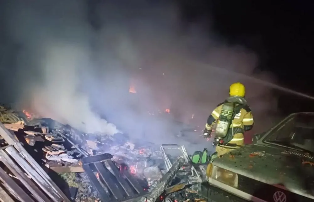 Chamas consumiram completamente a residência de madeira na localidade de São Roque (Foto: Divulgação | Corpo de Bombeiros)
