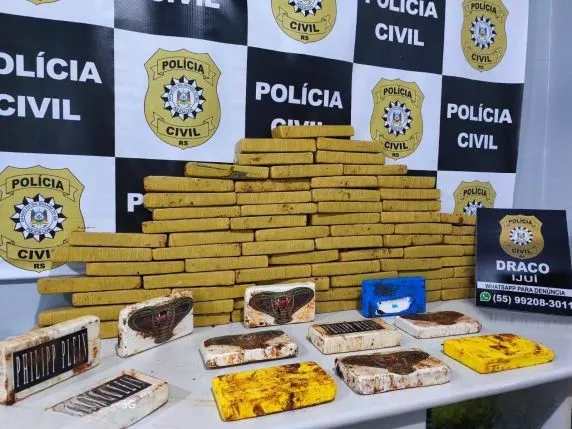 Maconha e cocaína estavam armazenadas em três tambores enterrados em uma área de mata (Foto: Divulgação | Polícia Civil)