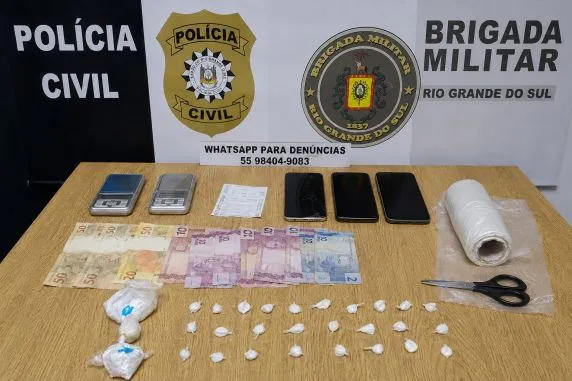 Porções de cocaína, balanças de precisão, celulares e dinheiro apreendidos (Foto: Divulgação | Polícia Civil)