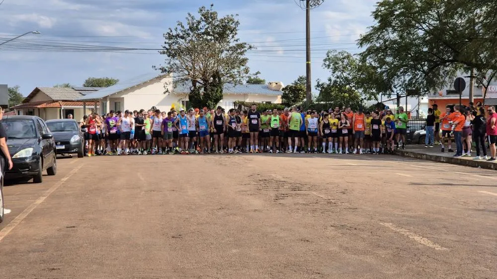 Corredores percorreram as ruas da cidade durante a Rústica dos 71 Anos (Foto: Divulgação | ASCOM Tenente Portela)