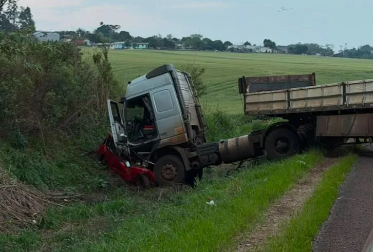 Colisão entre carreta e Fiat Uno deixa duas pessoas mortas na BR-468
