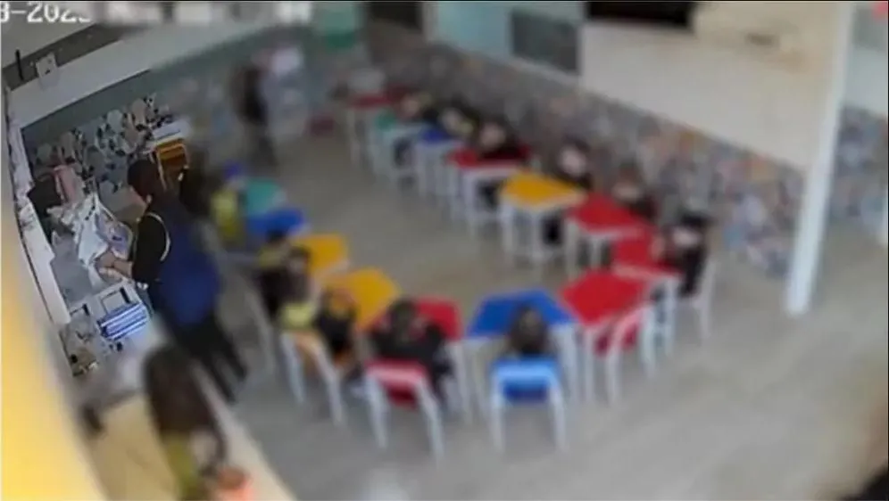 Professora foi filmada agredindo criança de 4 anos em escola particular no RS (Foto: Reprodução / Câmera de Segurança)
