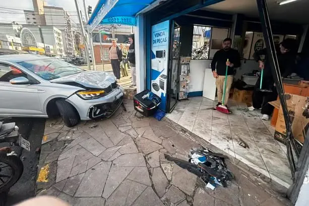 Moto invade loja após colisão com carro no Centro de Passo Fundo
