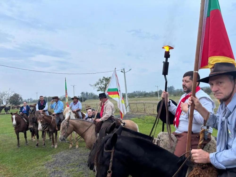 Cerca de 30 pessoas, entre cavaleiros e integrantes das equipes de apoio, participam da cavalgada (Foto: Divulgação | 20ª RT)