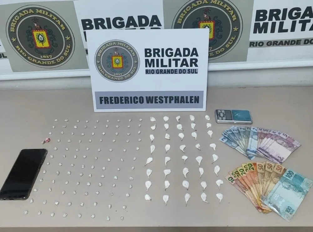 Entorpecentes e outros materiais apreendidos (Foto: Divulgação | BM) 