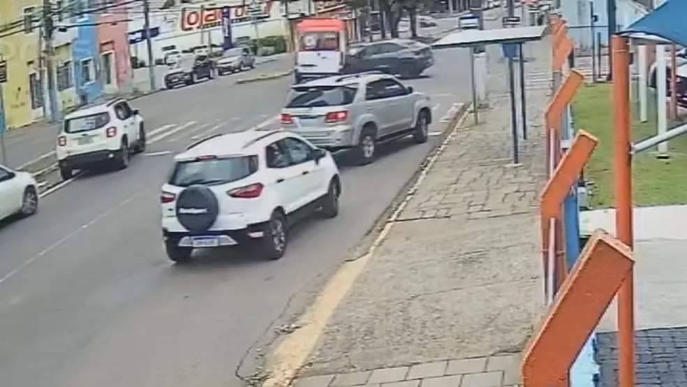Colisão com um Citroën Basalt ocorreu na manhã deste sábado (22/8), na Avenida Presidente Vargas (Foto: Maurício Quos | Suprema Veículos)