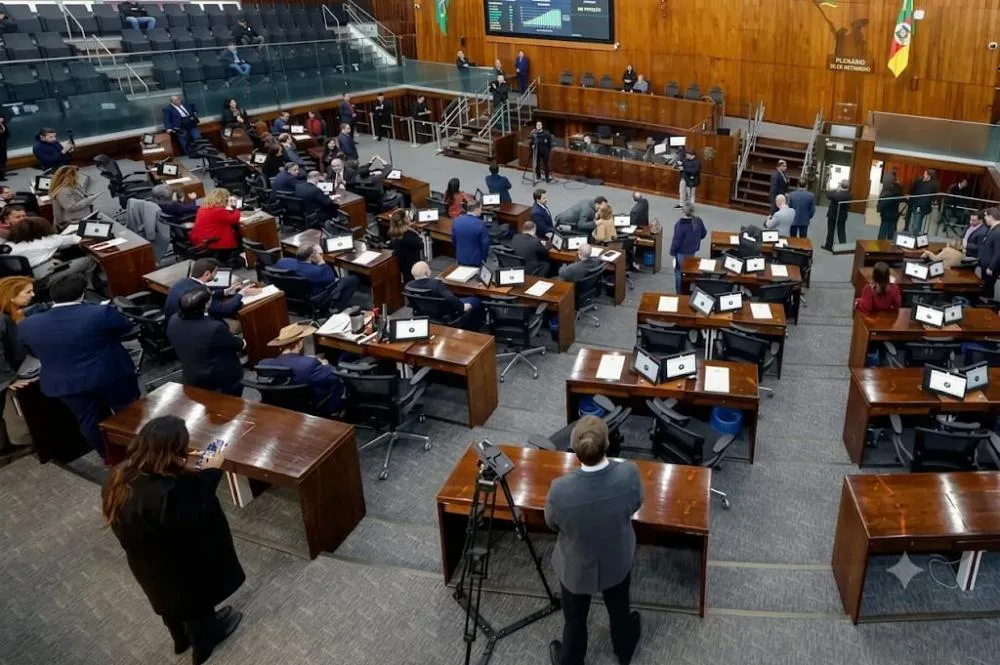 Deputados derrubam veto de Leite e acabam com a taxa de licenciamento de veículos no RS