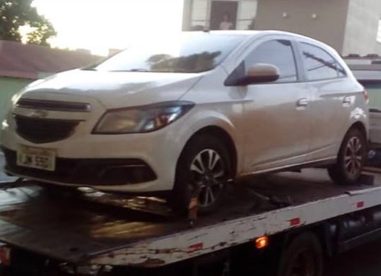 Carro apreendido e que foi utilizado pelos criminosos nos assaltos (Foto: Major Diego Munari/7º BPM)