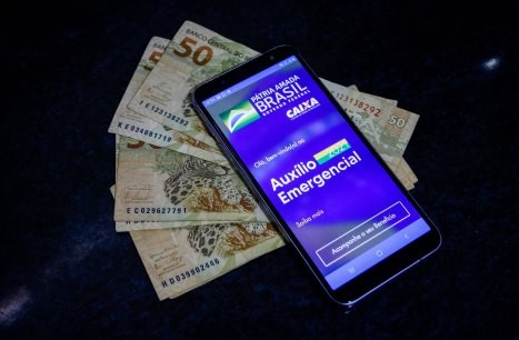 Expectativa é que três milhões de pessoas que receberam o auxílio emergencial no ano passado tenham que devolver o benefício através da declaração do IR (Foto: Eliane Neves)
