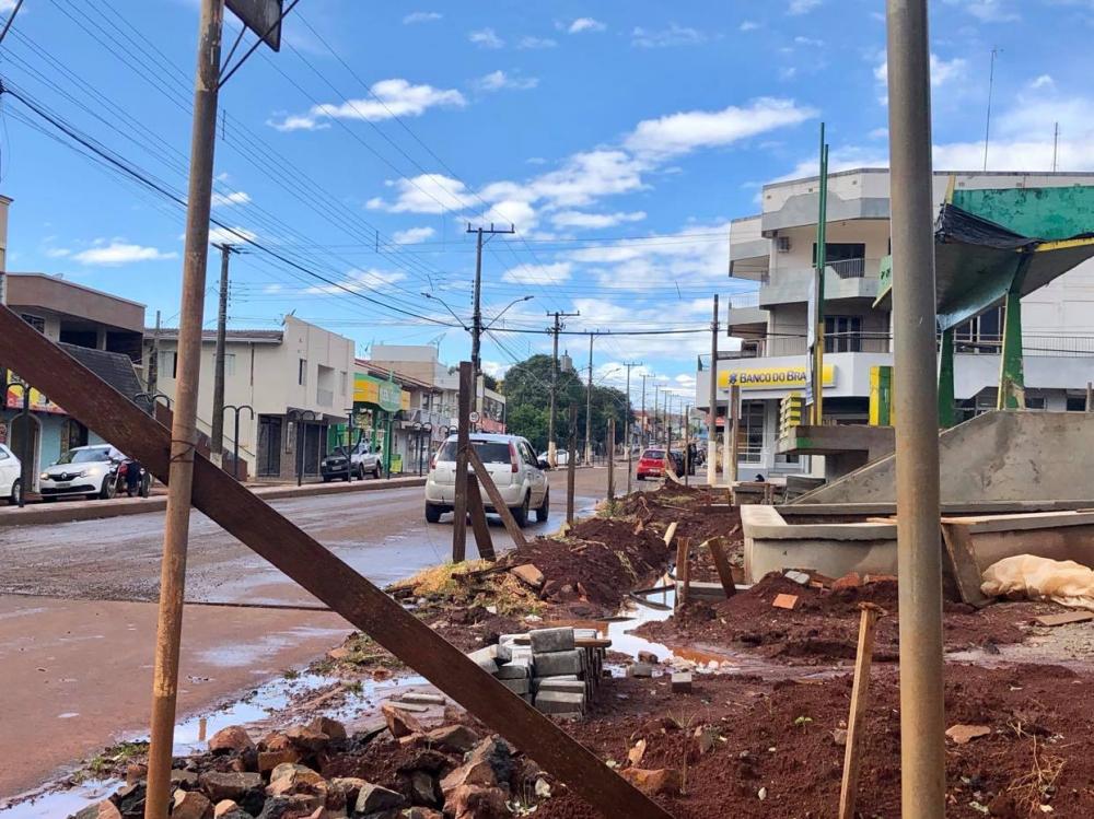 Em função das obras de revitalização, foram retirados os passeios públicos da Praça João Goulart (Foto: Diones Roberto Becker)