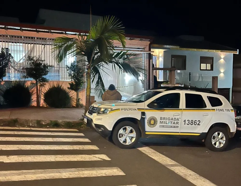 Mulher de 35 anos foi baleada na noite de sábado (5/9) dentro de uma residência no centro de Sarandi (Foto: Reprodução | Rádio Sarandi)