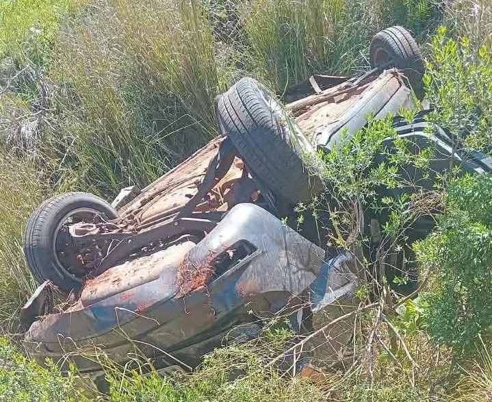 Após o capotamento, o veículo parou às margens da rodovia e ficou bastante danificado (Foto: Divulgação | CRBM)