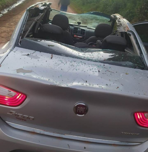 Além do teto arrancado, o automóvel teve vidros quebrados e danos na lataria (Foto: Reprodução/WhatsApp)